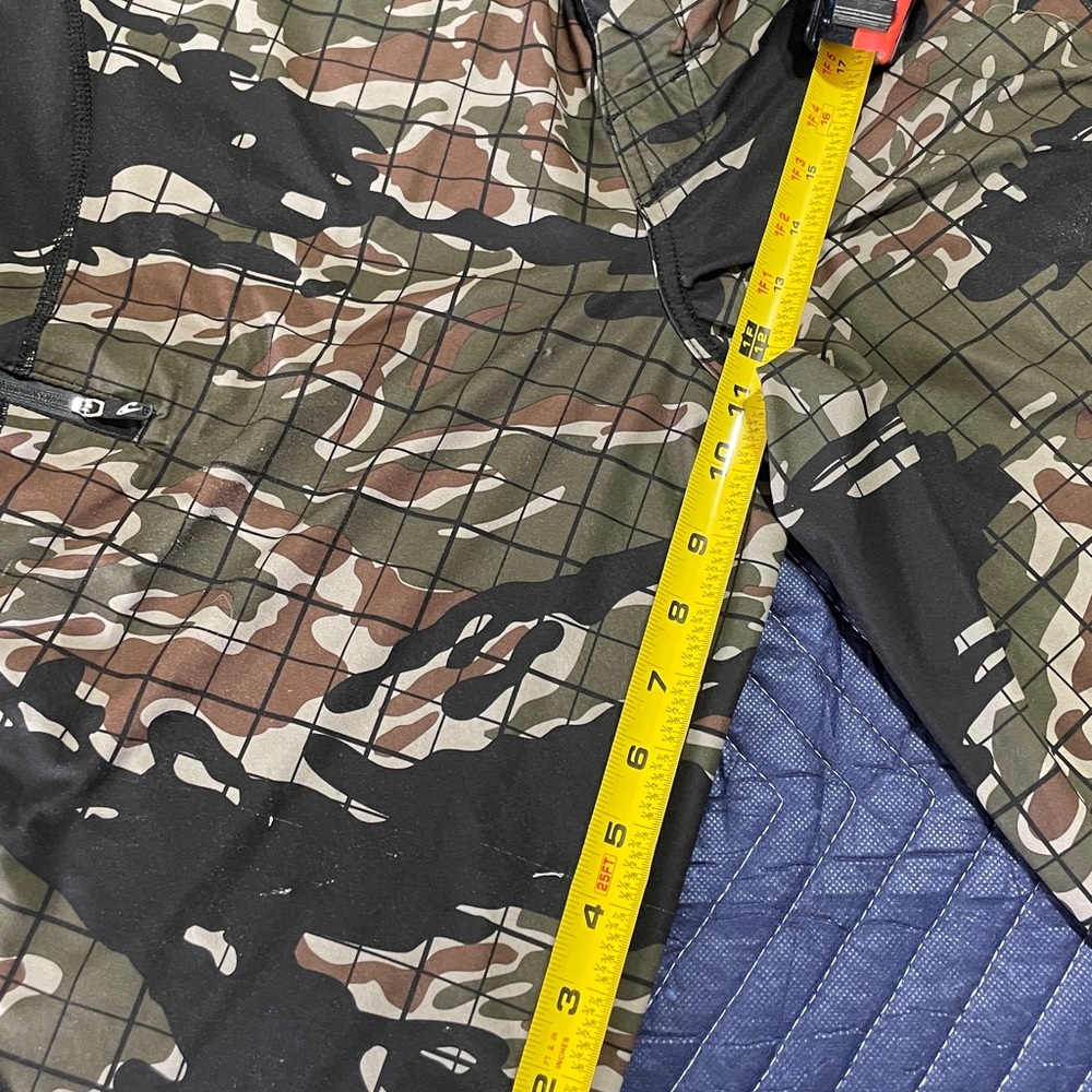 Size 32 board shorts.